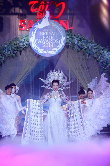 Người đẹp Thu Hương tỏa sáng với bộ áo dài kỷ lục cùng chữ ký của 999 cặp đôi đang yêu nhau.